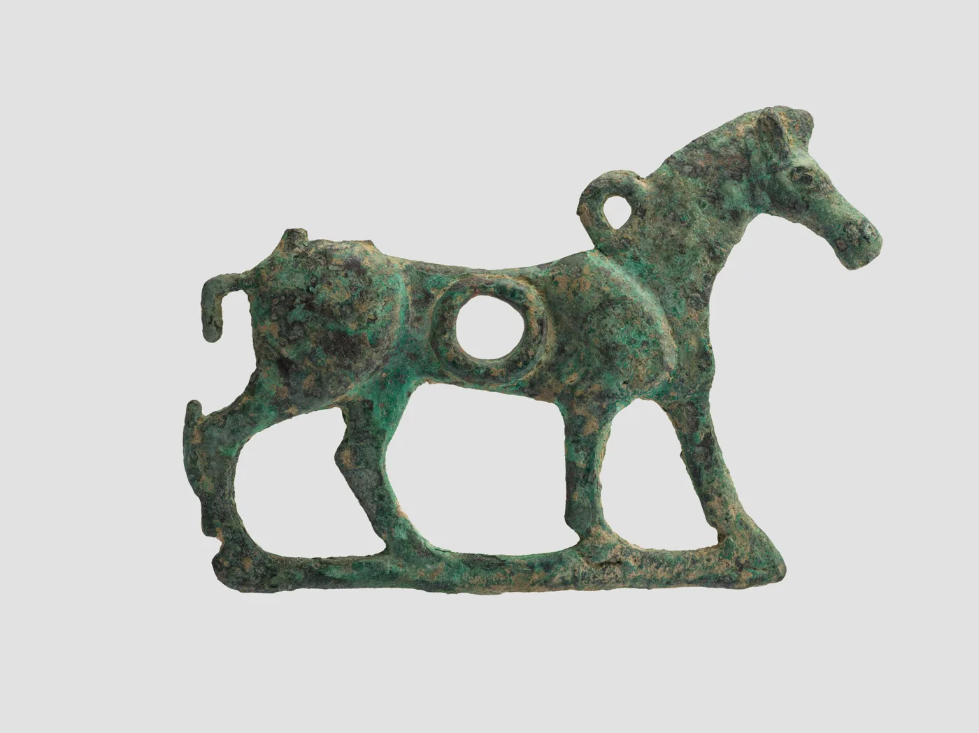 Horse bit cheekpiece in form of a striding horse — تصویر رکورد موزهٔ متروپولیتن (دسترسی آزاد)