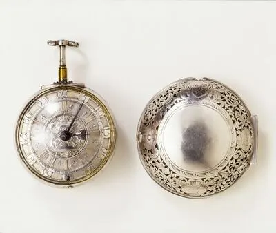 Watch, engraved silver cases and dial, quarter-repeating movement with verge escapement, London, ca. 1700. Engraved silver cases and dial; quarter-repeating movement with verge escapement. — تصویر رکورد یوروپیانا