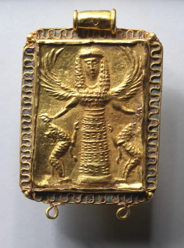 Daedalic Pendant with Potnia Theron (Mistress of Animals) — تصویر رکورد موزهٔ هنر کلیولند (دسترسی آزاد)