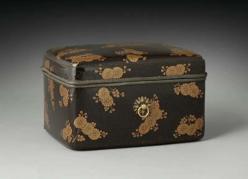 Cosmetics Box with Chrysanthemums — تصویر رکورد موزهٔ هنر کلیولند (دسترسی آزاد)