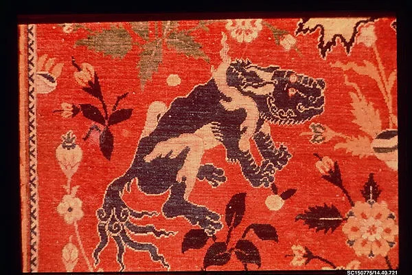 قالی ابریشمی با نقش جانوران — نمای تکمیلی ثبتشده در رکورد موزه