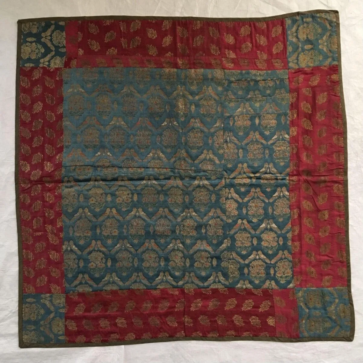 Bordered silk panel — تصویر رکورد موزهٔ ویکتوریا و آلبرت