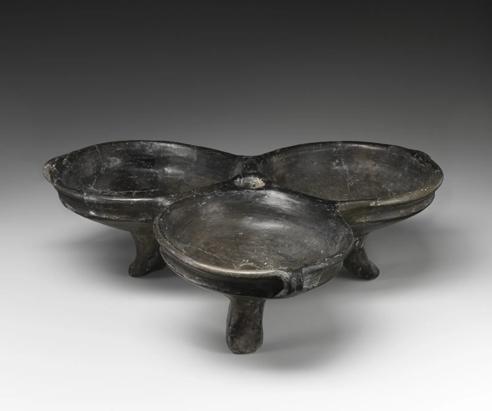 Footed tripartite dish — تصویر رکورد موزهٔ متروپولیتن (دسترسی آزاد)
