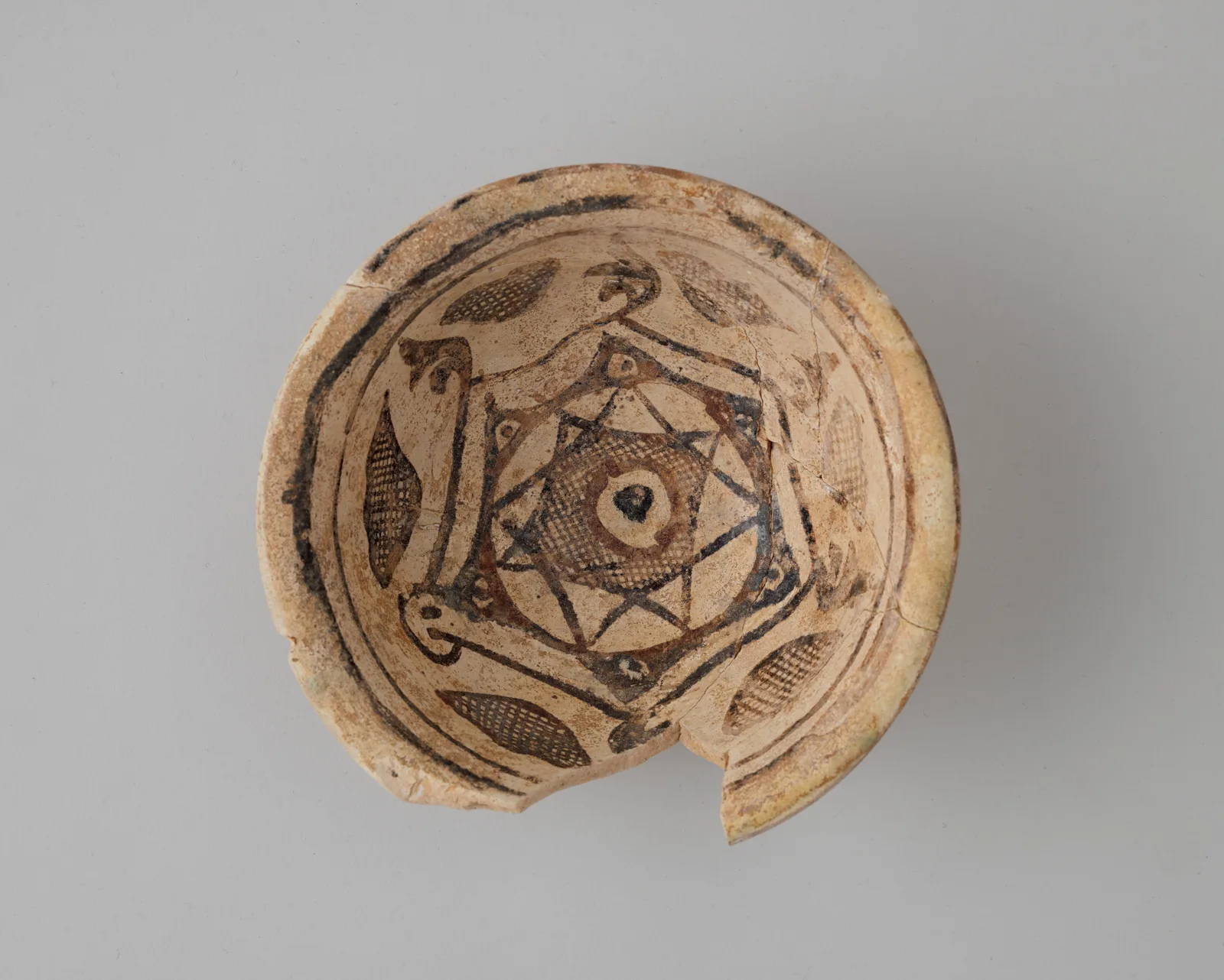 Bowl with Eight-Pointed Star — تصویر رکورد موزهٔ متروپولیتن (دسترسی آزاد)
