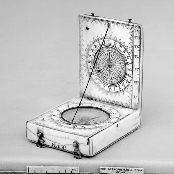 Portable diptych sundial — تصویر رکورد موزهٔ متروپولیتن (دسترسی آزاد)