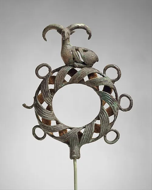 Standard surmounted by a ram — تصویر رکورد موزهٔ متروپولیتن (دسترسی آزاد)