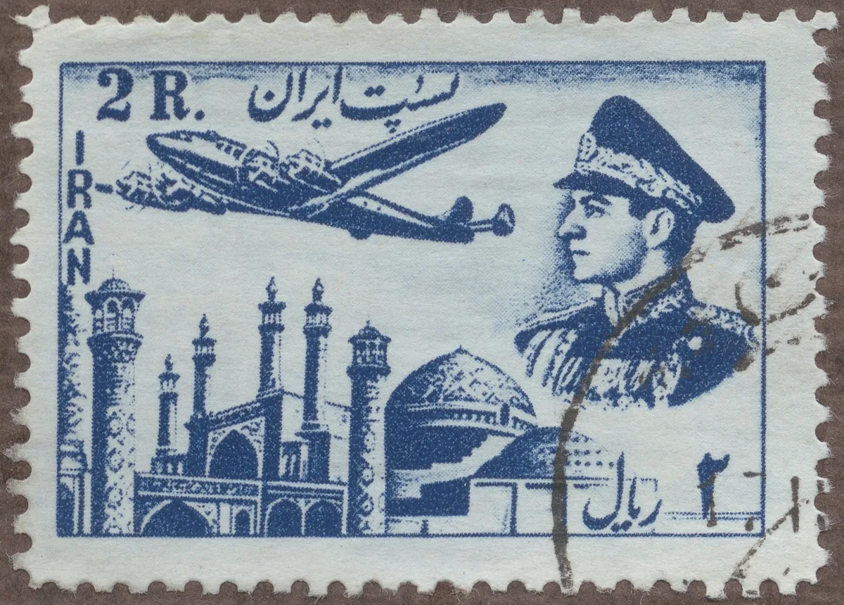 Frimärke ur Gösta Bodmans filatelistiska motivsamling, påbörjad 1950.
Frimärke från Iran (Persien), 1952. Motiv av 4-motorigt monoplan över minaretbyggnad -Shah Riza Pahlavi- — تصویر رکورد یوروپیانا