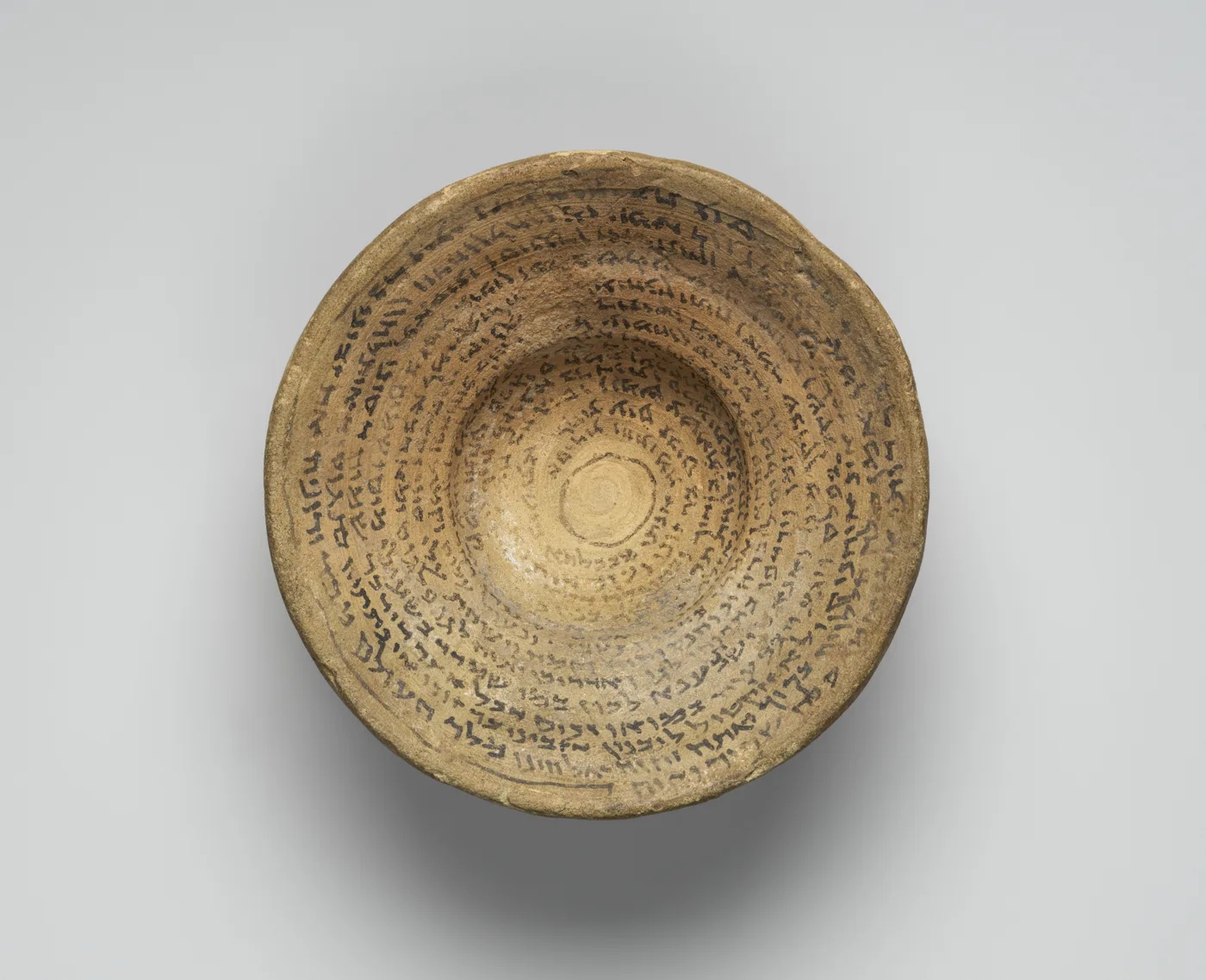 Incantation bowl with Aramaic inscription — تصویر رکورد موزهٔ متروپولیتن (دسترسی آزاد)