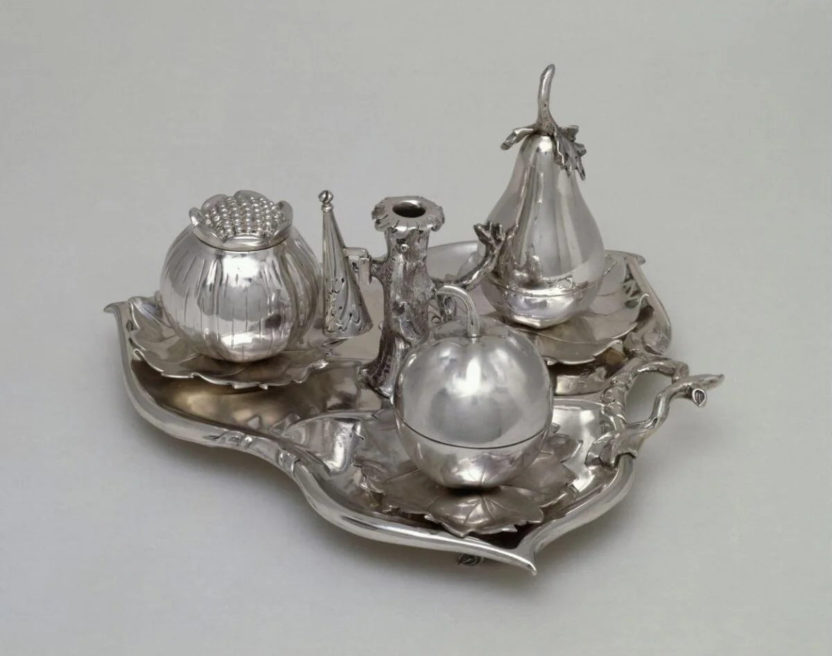 Inkstand — تصویر رکورد موزهٔ ویکتوریا و آلبرت