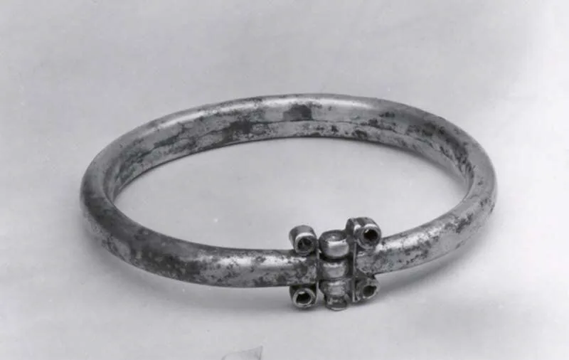 Bracelet — تصویر رکورد موزهٔ متروپولیتن (دسترسی آزاد)