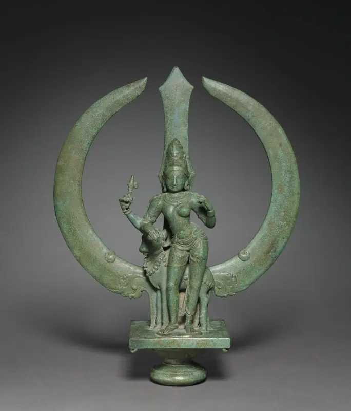 Trident with Shiva as Half-Woman (Ardhanarishvara) — تصویر رکورد موزهٔ هنر کلیولند (دسترسی آزاد)