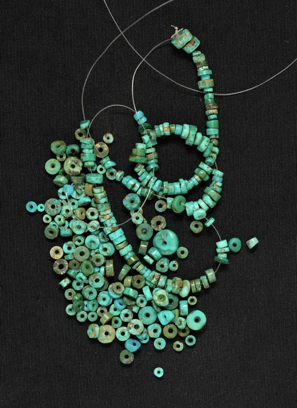 Modern blue beads removed from Necklace — تصویر رکورد موزهٔ هنر کلیولند (دسترسی آزاد)