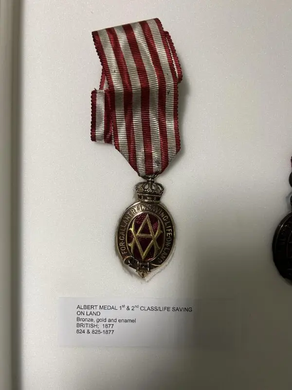 Medal: The Albert Medal: First Class, 'for Gallantry in saving life on land' — تصویر رکورد موزهٔ ویکتوریا و آلبرت