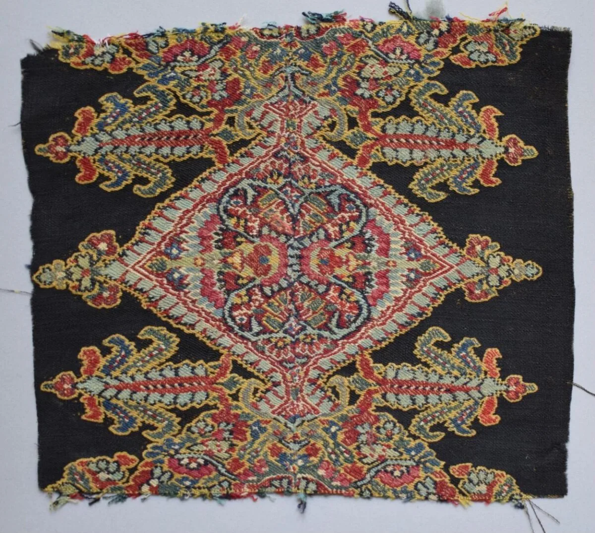 Dress fabric — تصویر رکورد موزهٔ ویکتوریا و آلبرت