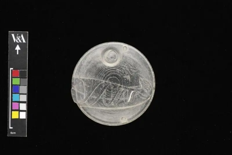 Medal: 50th anniversary of the discovery of deoxyribonucleic acid (DNA) — تصویر رکورد موزهٔ ویکتوریا و آلبرت — شمارهٔ رکورد A.9:9-2003