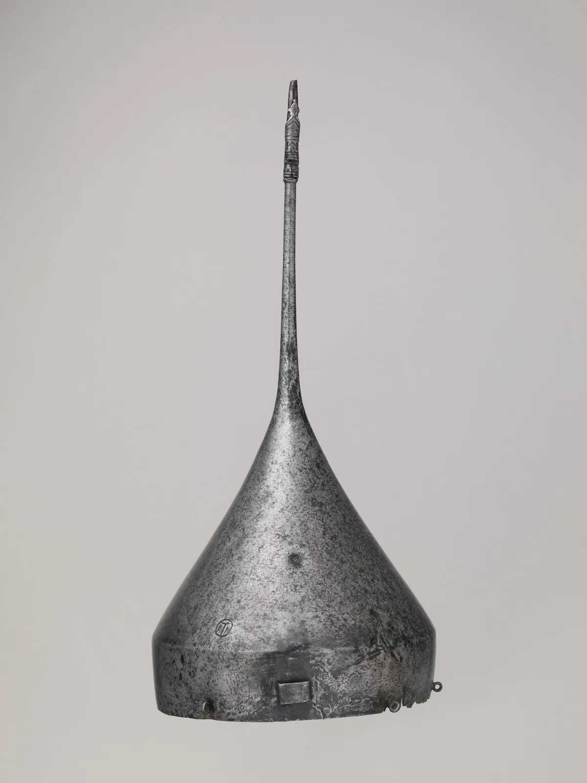 Helmet — تصویر رکورد موزهٔ متروپولیتن (دسترسی آزاد)