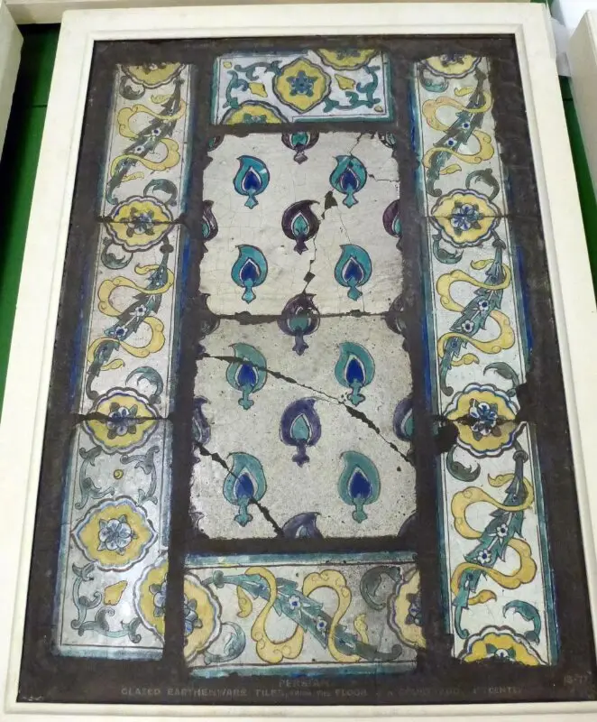 Tile: Tiles from a courtyard floor in Iran — تصویر رکورد موزهٔ ویکتوریا و آلبرت — شمارهٔ رکورد 13:6-1877