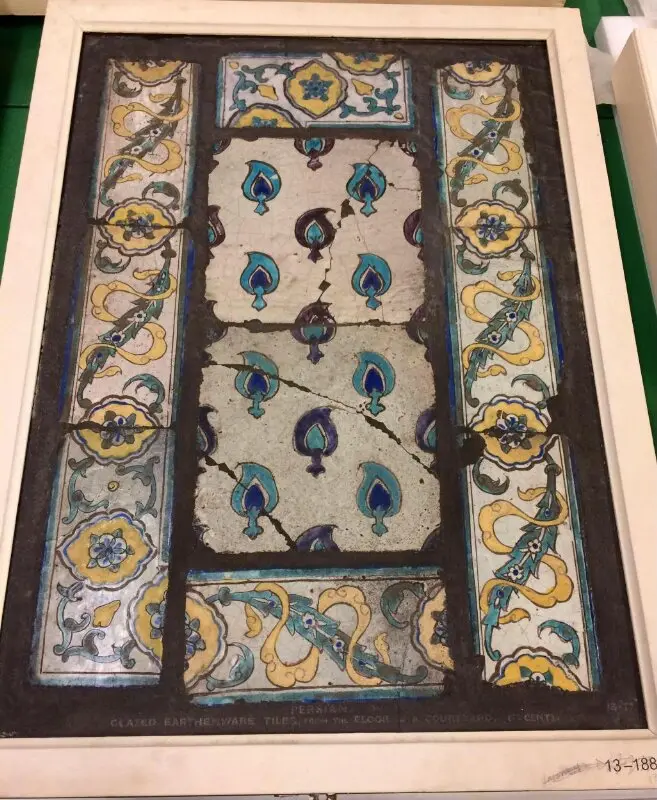 Tile: Tiles from a courtyard floor in Iran — تصویر رکورد موزهٔ ویکتوریا و آلبرت — شمارهٔ رکورد 13:9-1877