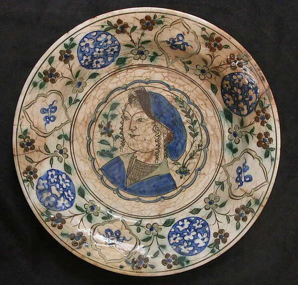 Dish Depicting a Woman Bust and Floral Decoration — تصویر رکورد موزهٔ متروپولیتن (دسترسی آزاد)
