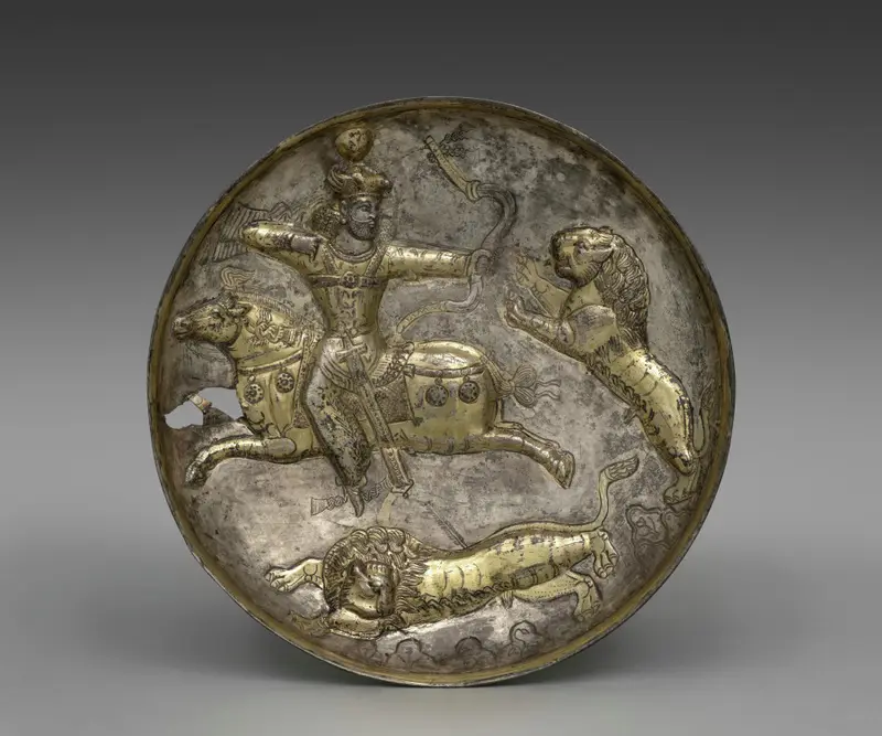 Dish with King Hormizd II or Hormizd III Hunting Lions — تصویر رکورد موزهٔ هنر کلیولند (دسترسی آزاد)
