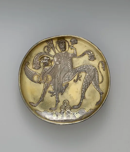 Plate Depicting a Female Figure Riding a Fantastic Winged Beast — تصویر رکورد موزهٔ متروپولیتن (دسترسی آزاد)