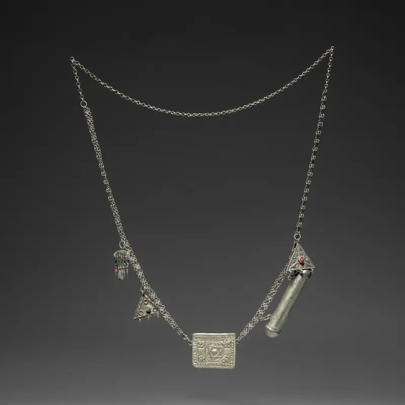 Chain with Two Charm Cases — تصویر رکورد موزهٔ هنر کلیولند (دسترسی آزاد)