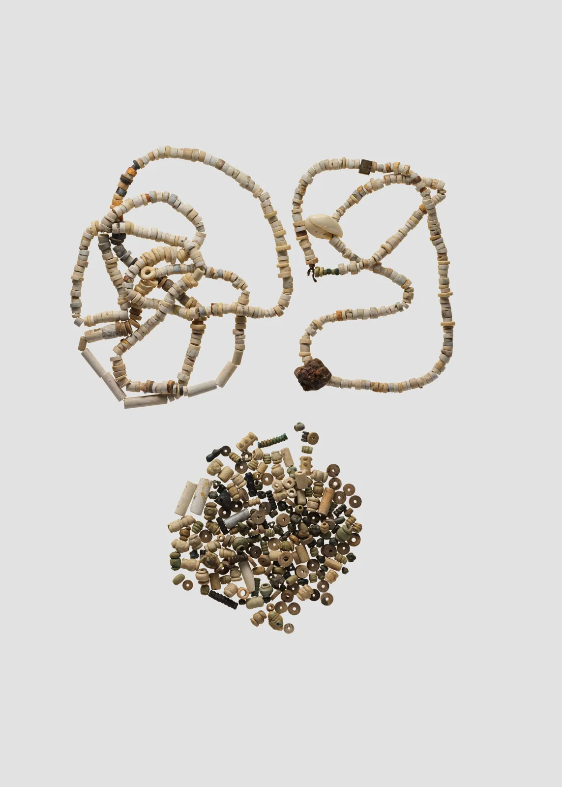 Necklace of three strands — تصویر رکورد موزهٔ متروپولیتن (دسترسی آزاد)