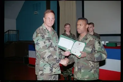 Photograph: Award from soldiers of the 5th Battalion 502nd Infantry Regiment of the U.S. Army Berlin in Berlin-Lichterfelde — تصویر رکورد یوروپیانا