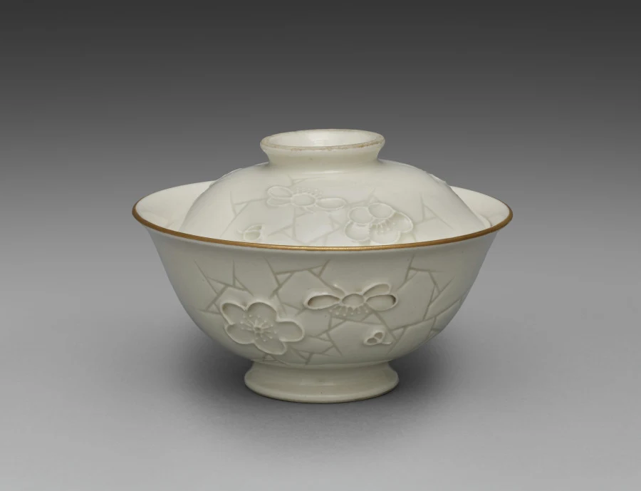 Covered Bowl from Dining Set with Plum Blossoms and Cracked-Ice — تصویر رکورد موزهٔ هنر کلیولند (دسترسی آزاد)