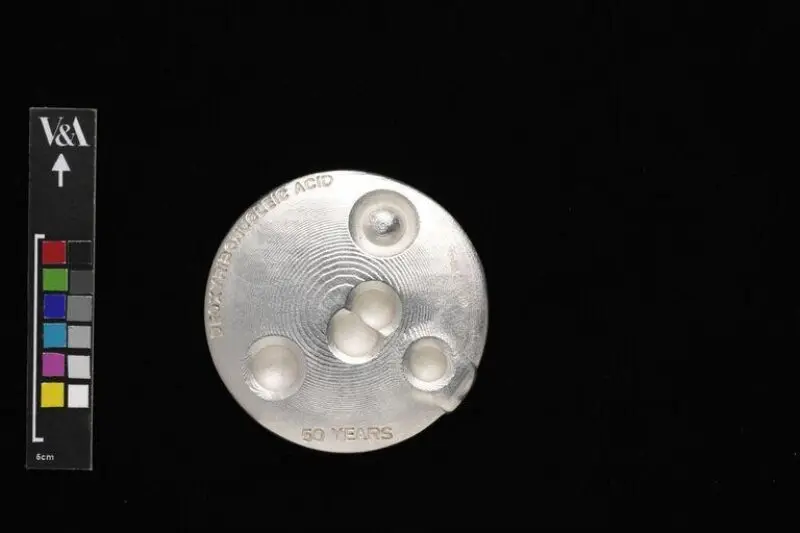 Medal: 50th anniversary of the Discovery of DNA — تصویر رکورد موزهٔ ویکتوریا و آلبرت