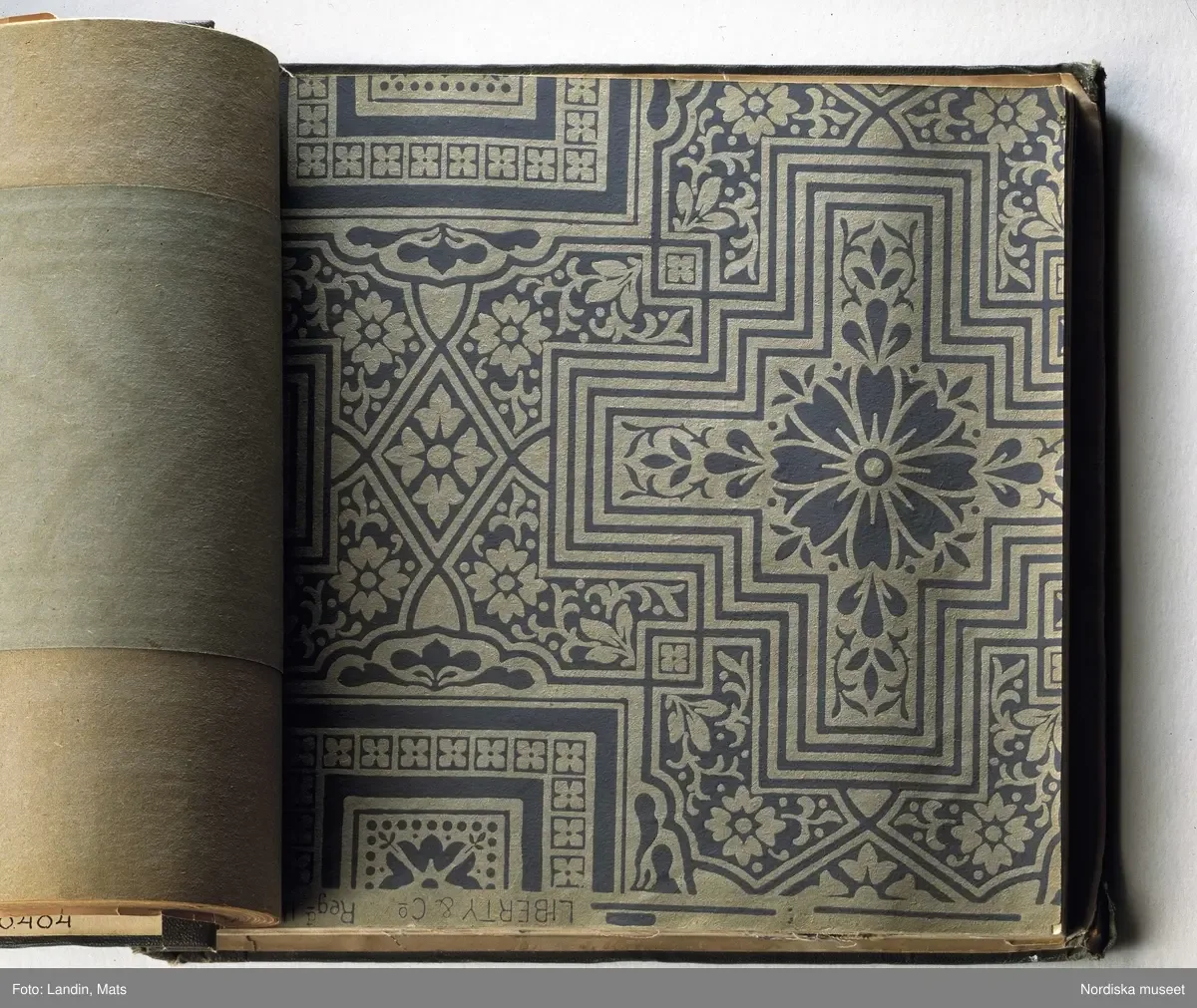 Tapet med damastmönster från firman Liberty, 1890-tal. Inv nr 310404. — تصویر رکورد یوروپیانا