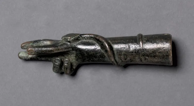 Votive Arm and Hand of Zeus Sabazios — تصویر رکورد موزهٔ هنر کلیولند (دسترسی آزاد)