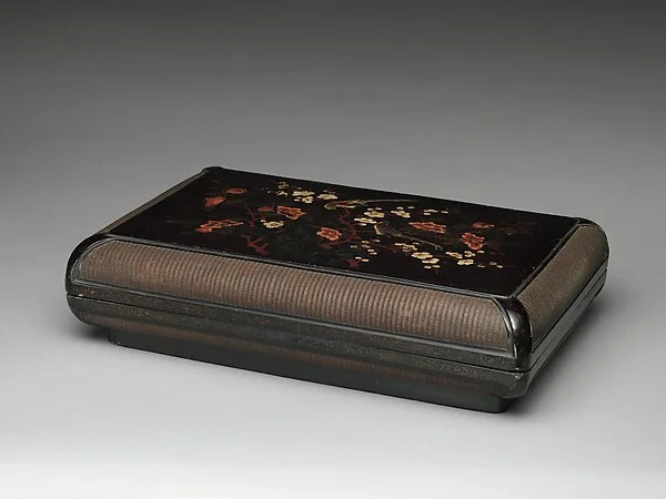 Box with gardenia, plum blossoms, and finches — تصویر رکورد موزهٔ متروپولیتن (دسترسی آزاد)