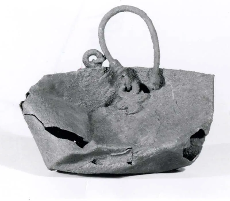 Bucket with attachments and handle — تصویر رکورد موزهٔ متروپولیتن (دسترسی آزاد)