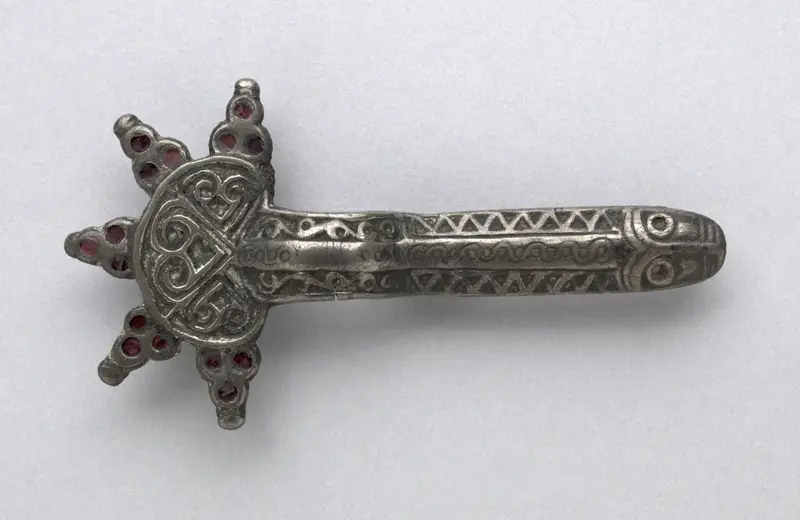 Fibula — تصویر رکورد موزهٔ هنر کلیولند (دسترسی آزاد)