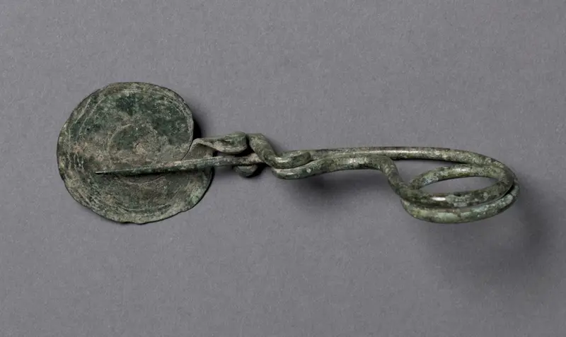 Coil or Serpentine Fibula — تصویر رکورد موزهٔ هنر کلیولند (دسترسی آزاد)