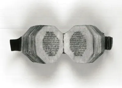 Koran. Arabische Handschrift, geöffnet. Achteckige Miniaturausgabe, Seidenpapier (12. Jahrhundert). Dresden, SLUB Mscr.Dresd.E.450 — تصویر رکورد یوروپیانا