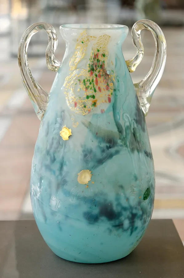 Vase with lilies and daisies — تصویر رکورد ویکی‌داده