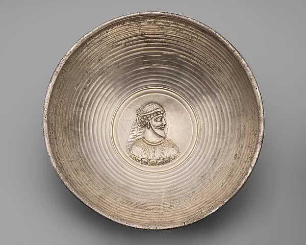 Bowl with a male bust within a medallion — تصویر رکورد موزهٔ متروپولیتن (دسترسی آزاد)