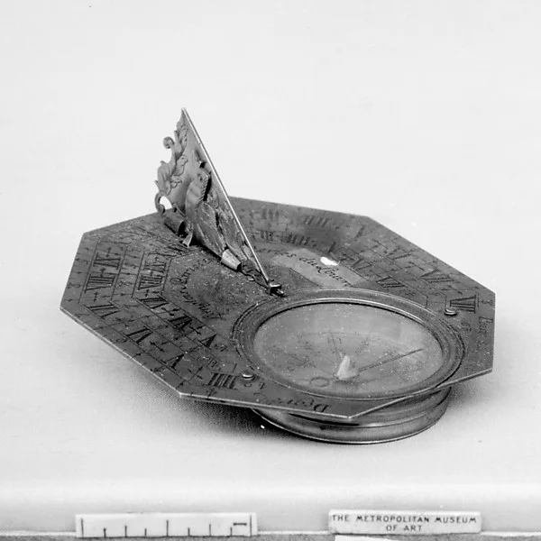 Portable horizontal sundial — تصویر رکورد موزهٔ متروپولیتن (دسترسی آزاد)
