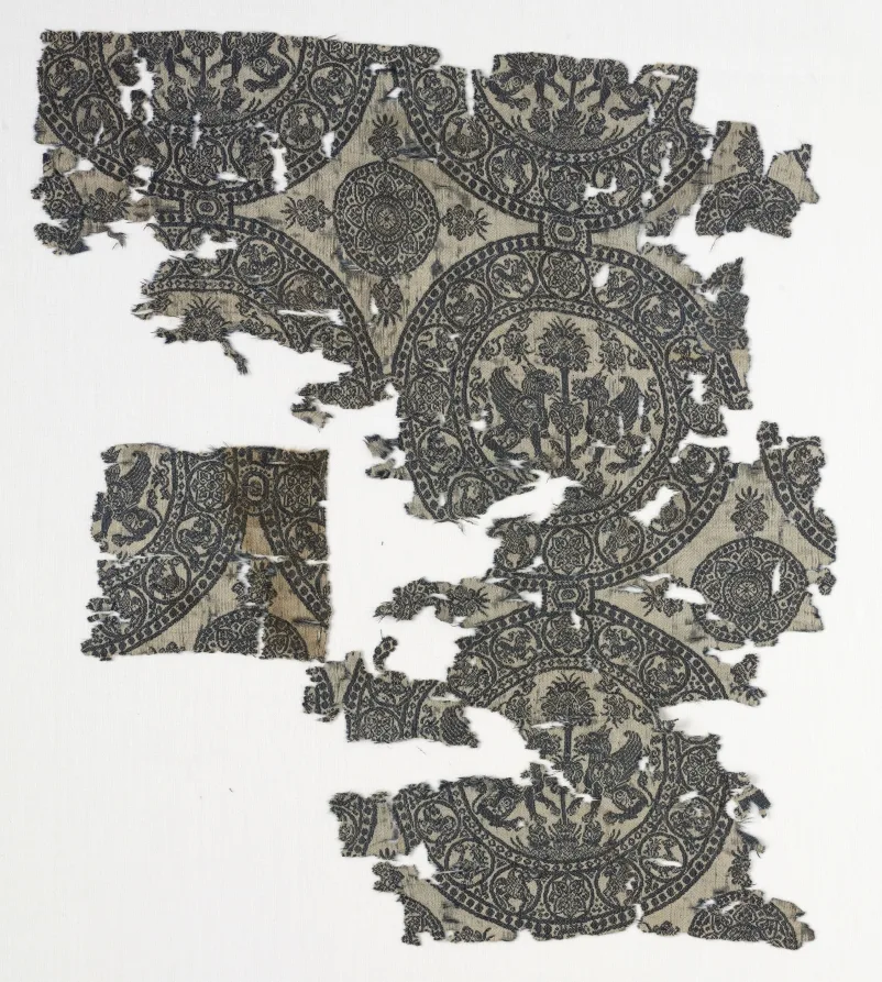 Fragment with Griffins in Roundels — تصویر رکورد موزهٔ هنر کلیولند (دسترسی آزاد)