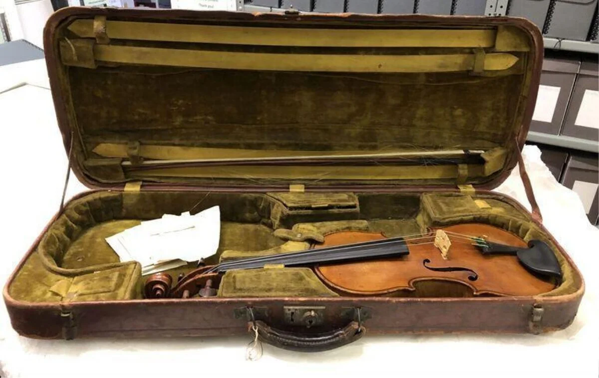 Joe Loss's violin, bow and violin case. — تصویر رکورد موزهٔ ویکتوریا و آلبرت
