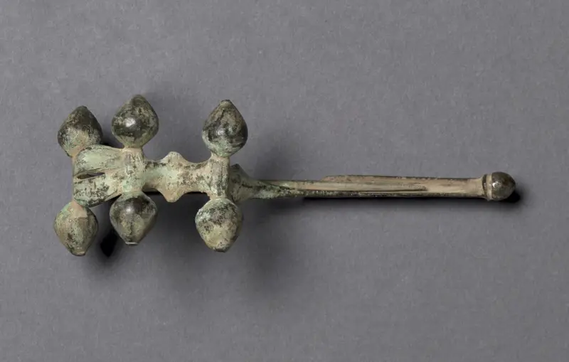 Fibula — تصویر رکورد موزهٔ هنر کلیولند (دسترسی آزاد)