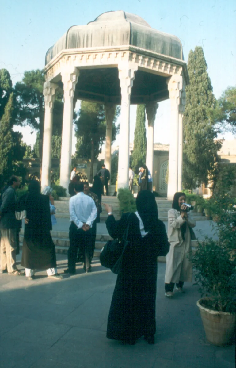 Schiraz. Eram-Garten. Grabmal des iranischen Dichters Hafis — تصویر رکورد یوروپیانا