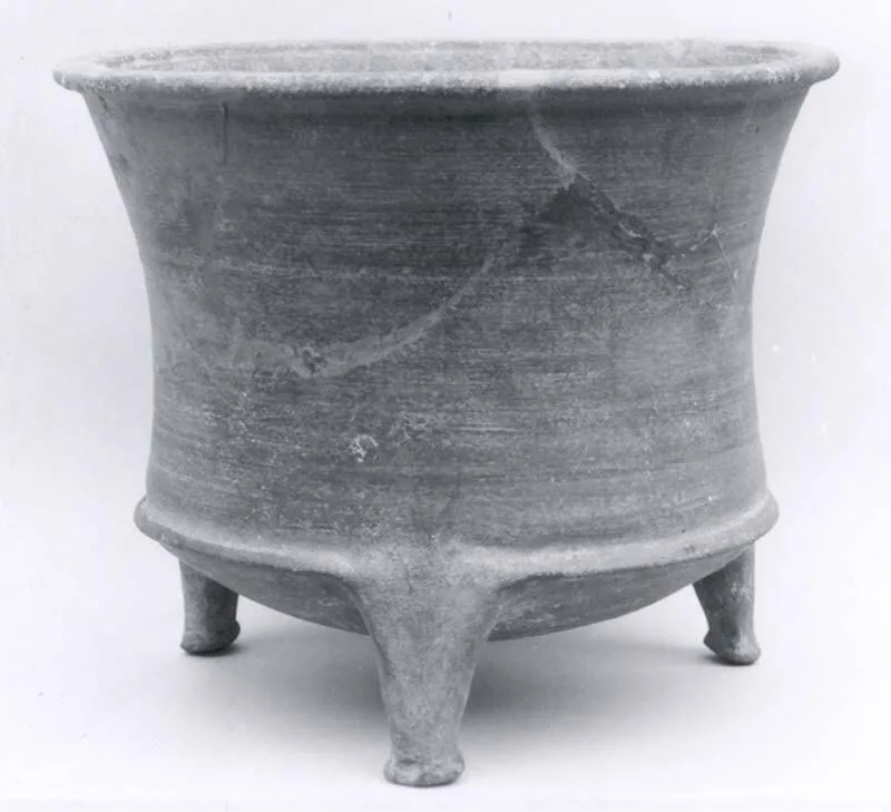 Tripod vessel — تصویر رکورد موزهٔ متروپولیتن (دسترسی آزاد)