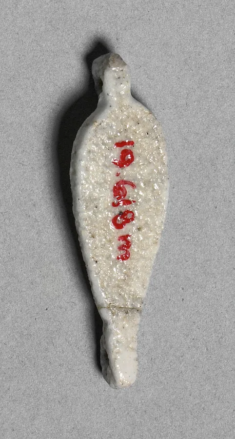 مهرهٔ گلبرگی‌شکل — نمای تکمیلی ثبت‌شده در رکورد موزه — شمارهٔ رکورد 1919.618.m