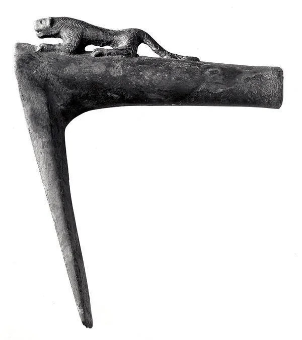 Pickaxe with crouching lion — تصویر رکورد موزهٔ متروپولیتن (دسترسی آزاد)