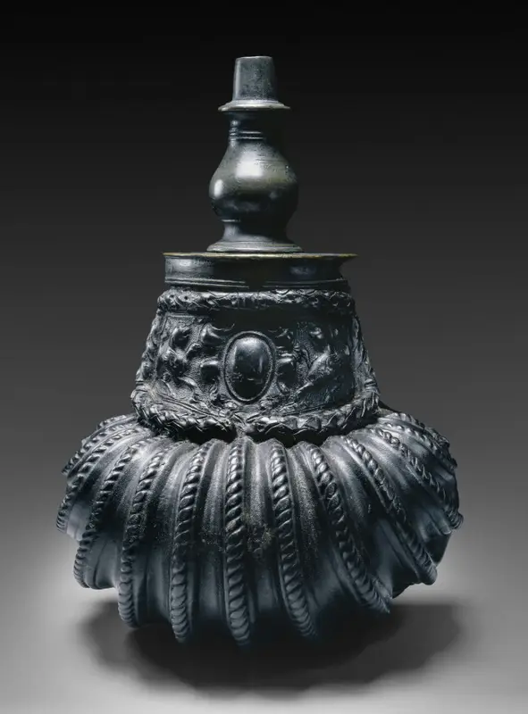 Powder Flask — تصویر رکورد موزهٔ هنر کلیولند (دسترسی آزاد)