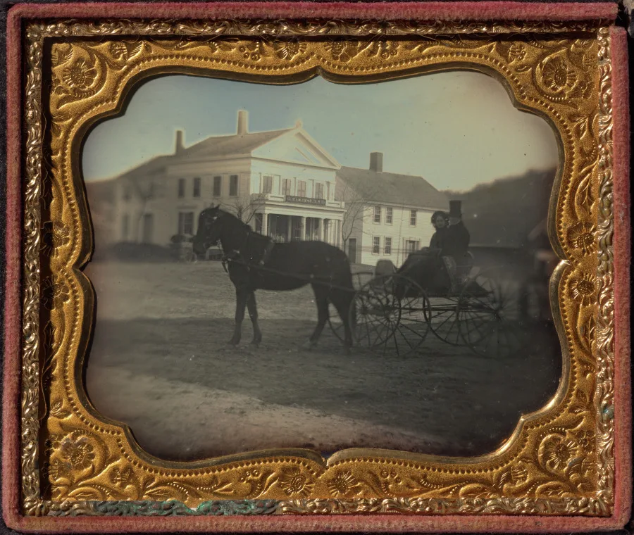 Solomon Clark Spelman and Martha W. Spelman in front of S.C. Spelman General Store, Hampden, MA — تصویر رکورد موزهٔ هنر کلیولند (دسترسی آزاد)