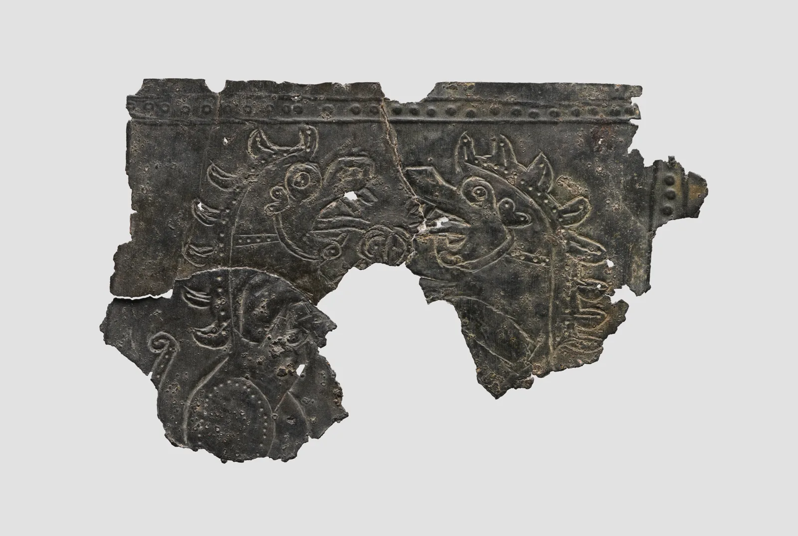 Fragments of plaque with fantastic creatures — تصویر رکورد موزهٔ متروپولیتن (دسترسی آزاد)